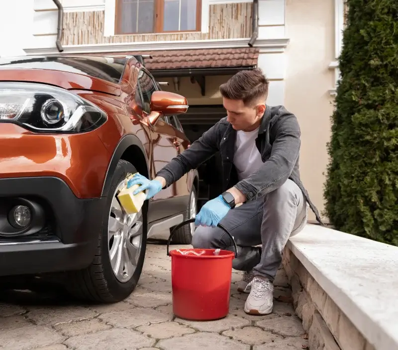 Lavage auto à domicile Fragnes-La Loyère : professionnel intervenant sur un véhicule